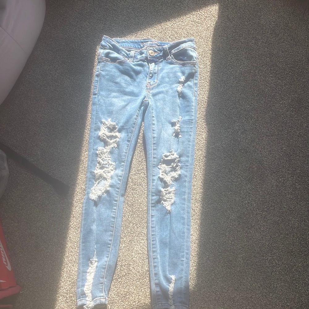 I’m only selling theses jeans because there low rise and that’s not what I like